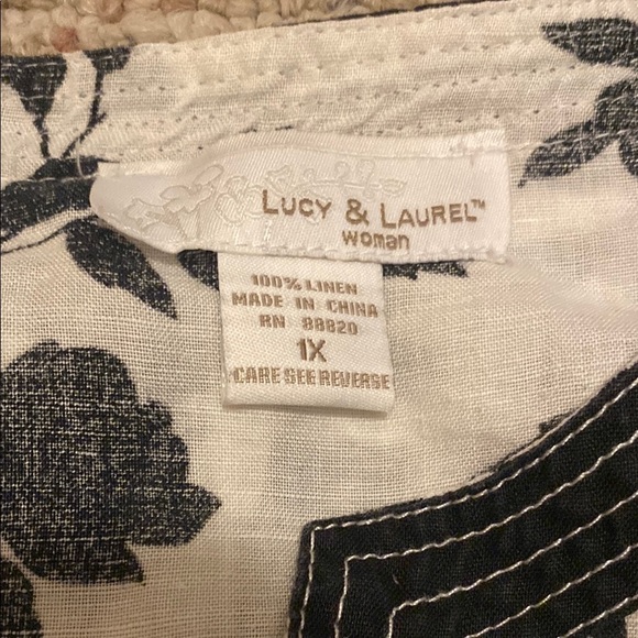 Lucy& Laurel  NWOT Black& White Floral Pattern Top Sz 1x - Picture 11 of 13